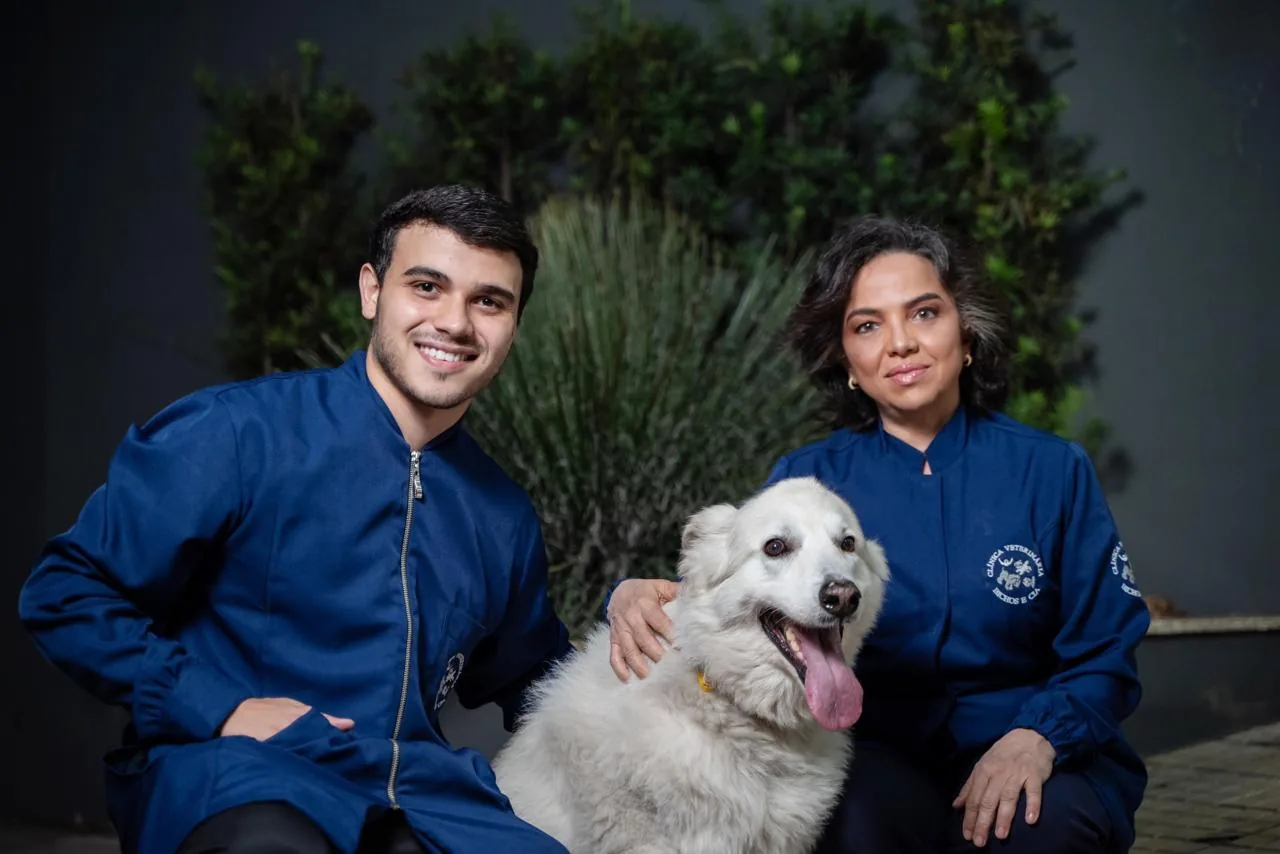 Equipe da Bichos & Cia com paciente canino